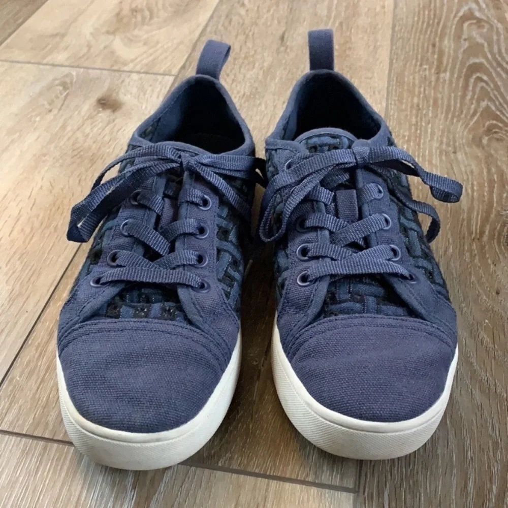Koolaburra By Ugg Kellen Low Lace Sneaker Blue